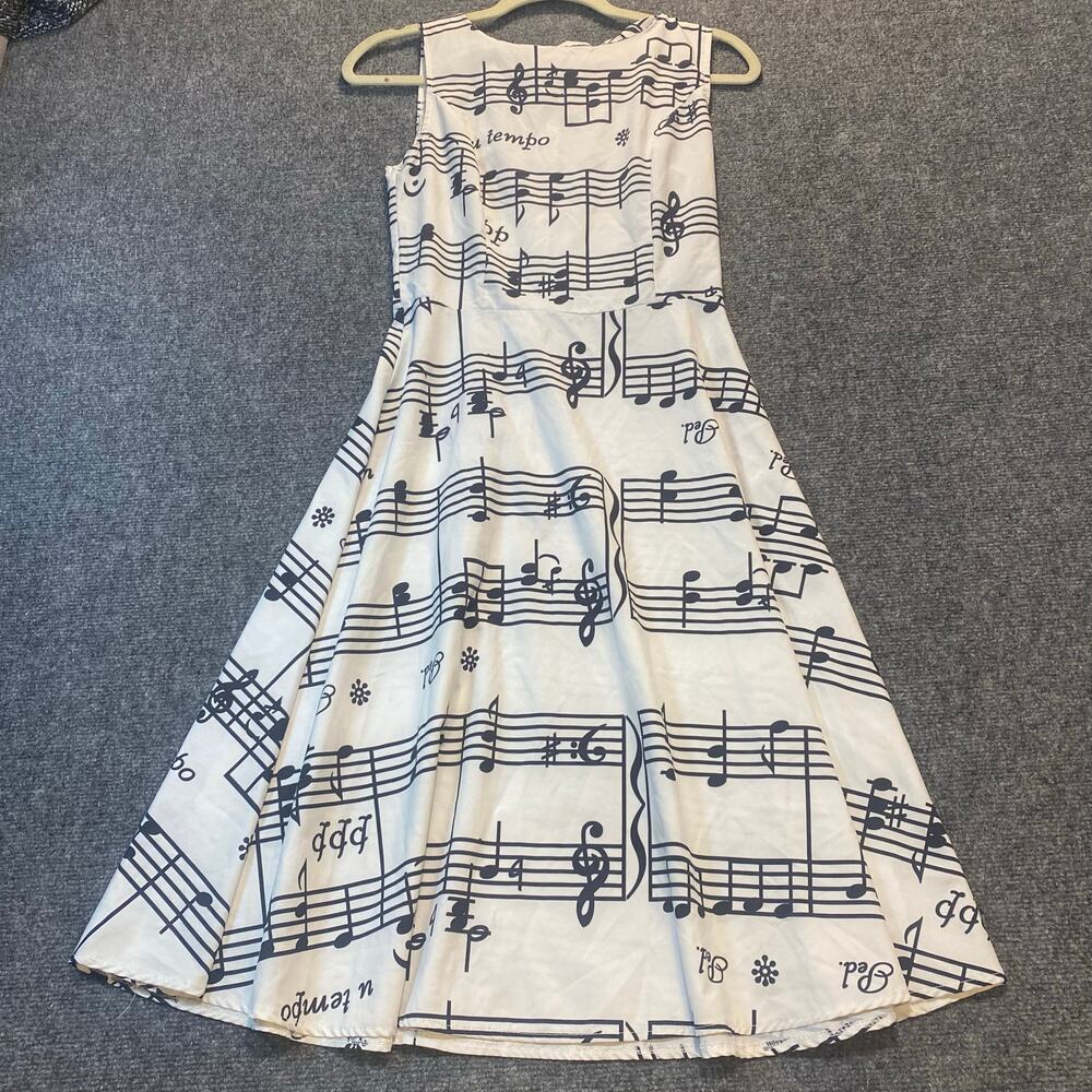 New Light Womens Medium White Black Musical Notes Print Swing Sleeveless Dress